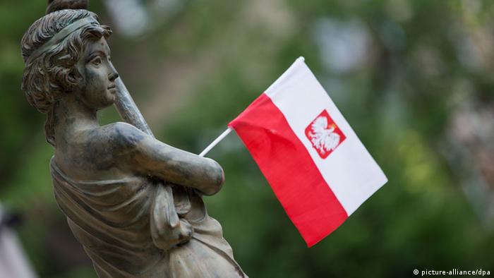 Маленький польский флаг и скульптура 