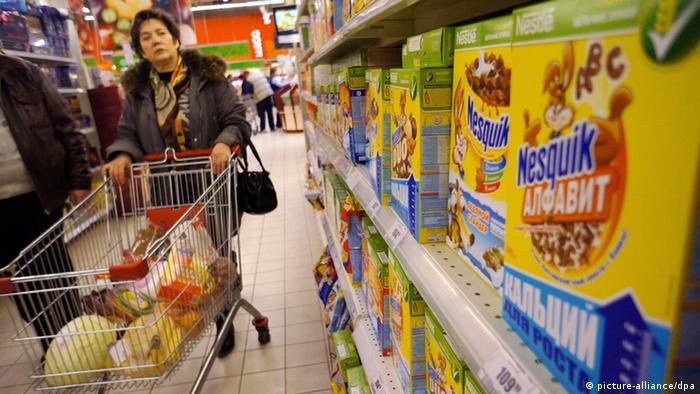 В российском супермаркете на полках продукция фирмы Nestle