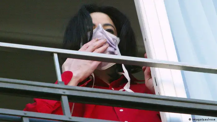 Michael Jackson mit Mundschutz