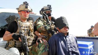 Kurdski vojnici sa zarobljenim borcem ISIS-a