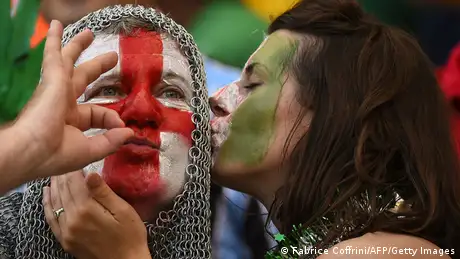 FIFA WM 2014 England Fans Kuss