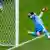 Голкипер Испании Икер Касильяс пропускает второй гол от чилийцев