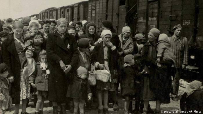Jüdische Frauen und Männer warten auf Abtransport