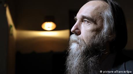 Той е впечатляващо начетен и харизматичен човек консервативен революционер който