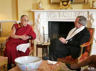 2005年，时任美国总统的乔治·布什在白宫接见达赖喇嘛