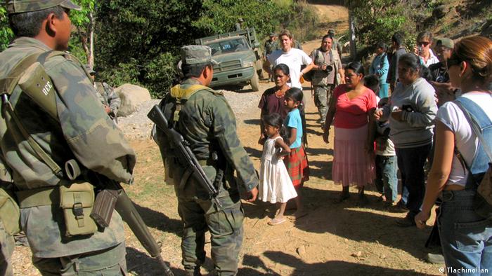 Mitglieder der Menschenrechtsorganisation Tlachinollan besuchen Bewohner in Ayutla de los Libres, begleitet von Mitgliedern der Peace Brigades International (Foto: Tlachinollan)