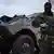 Separatist vor einem Panzerfahrzeug in der Ostukraine (Foto: dpa)
