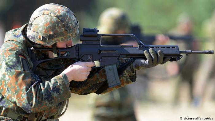 Rezerwiści Bundeswehry podczas ćwiczeń z G36