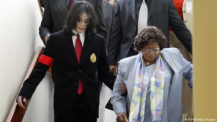 Michael Jackson mit Mutter Katherine Jackson beim verlassen des Gerichtssaals