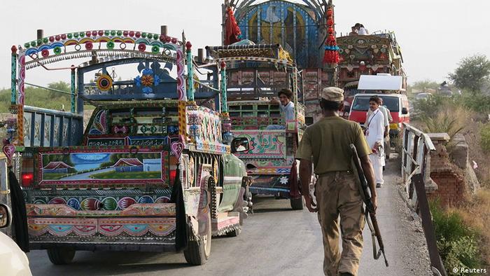 Pakistan Massenflucht aus Nord-Waziristan vor Offensive gegen Islamisten
