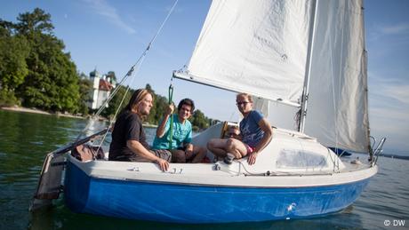 Ausflug zum Starnberger See südwestlich von München: Tobi und Basti lernen von Andi, wie man ein Segelboot steuert.