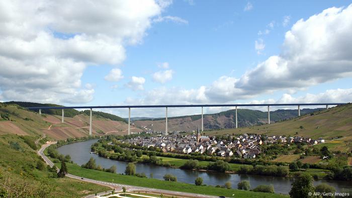 Uberflussige Brucke Statt Moselwein Deutschland Dw 29 06 2014