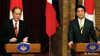 Philippinischer Präsident Benigno Aquino mit Japans Premierminister Shinzo Abe in Tokio