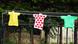 Gestrickte Mini-Trikot der Tour de France hängen auf einer Leine (Foto: Bryn Lennon/Getty Images) Gestrickte Mini-Trikot der Tour de France hängen auf einer Leine (Foto: Bryn Lennon/Getty Images)