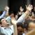 Fiéis levantam os braços para o alto durante culto da igreja Assembleia de Deus em Goiânia
