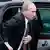 Владимир Путин выходит из машины в Вене 