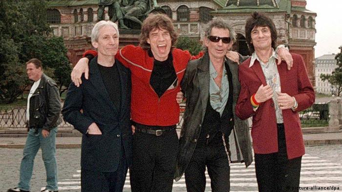 Rolling Stones gut gelaunt in Moskau auf einer Straße.