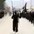 Aufmarsch schwarz gekleiderter IS-Kämpfer mit Waffen (Foto: ap)