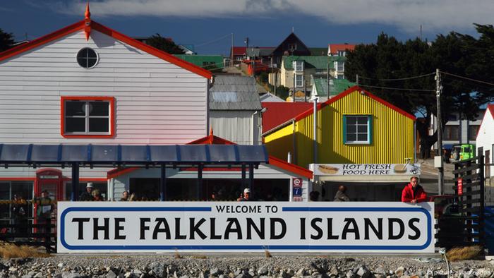 Wilkommens-Schild an der Hafeneinfahrt von Port Stanley, der Hauptstadt der Falklands