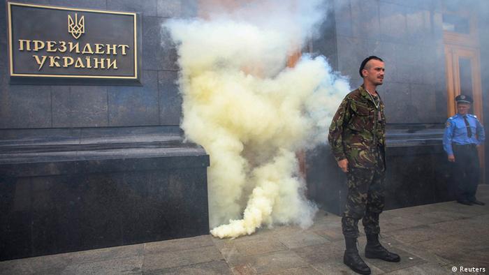 Demonstranten zünden eine Rauchbombe vor dem ukrainischen Präsidentenamt (Foto: Reuters)