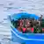 volles Flüchtlingsboot Foto: picture-alliance/AP Photo