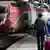 Reisende auf einem Gleis neben einem Thalys (Foto: Reuters)