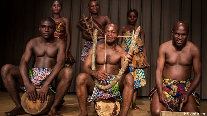 Les spectacles de Ndima font découvrir au public les chants et danses traditionnels des Aka