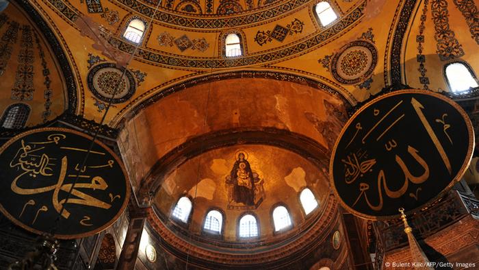 Schriftzüge Mohammed und Allah sowie eine Ikone von Maria und Jesus - Foto: BULENT KILIC/AFP/Getty Images