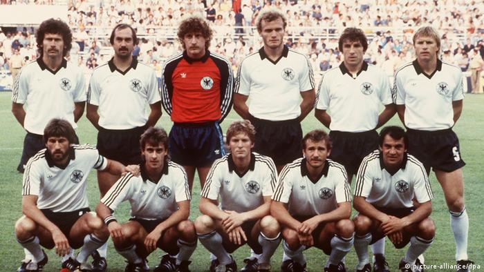 Felix Magath, abajo a la derecha, como parte de la selección alemana en 1982