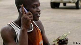 Mann telefoniert mit Handy (Foto: ap)