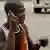 Liberianer, der mit dem Bonus von 150 Dollar in der Hand nach der Entwaffnung durch UN-Friedenstruppen mit einem Handy telefoniert. (Foto: dpa)