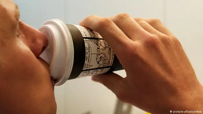 Deutschland Mann trinkt Kaffee aus einem Pappbecher Coffee to go