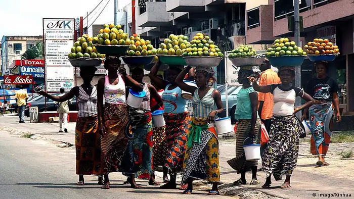 Des vendeuses de fruits et légumes dans les rues d'Abidjan.