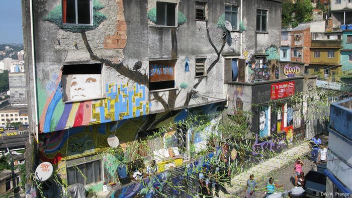 Taking The Skilift Into Rio S Favelas Sports German Football And Major International Sports News Dw 04 07 14