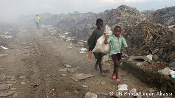 Kinder sammeln Müll in Haiti. (Foto: UN Photo/Logan Abassi )