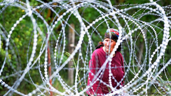 Frau hinter Stacheldraht an der Grenze zwischen Russland und Georgien (Foto: afp)