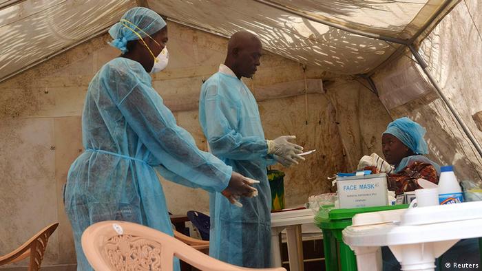 Ärzte nehmen in Sierra Leone Blut ab für Tests auf das Ebola-Virus (Foto: Reuters)