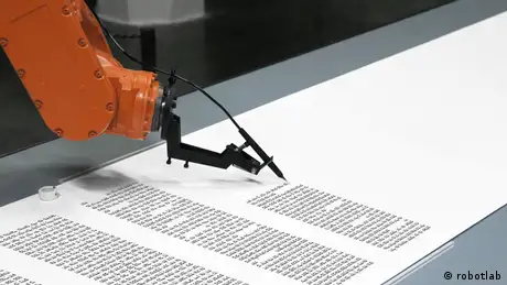 Roboter schreibt Torarolle im Jüdischen Museum Berlin Die Roboter-Installation bios torah