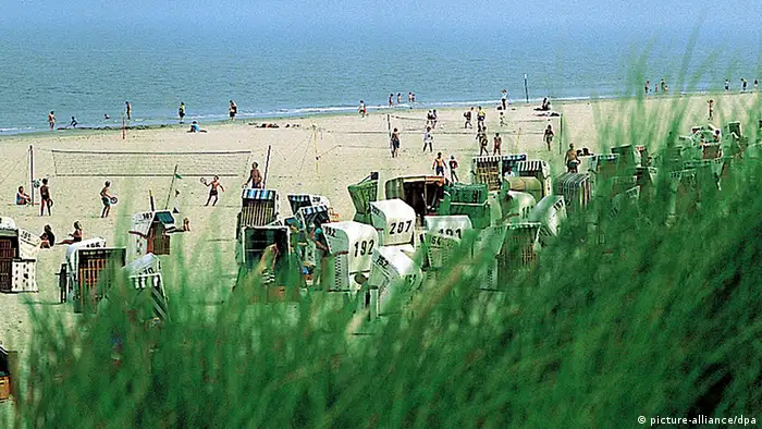 Deutschland Nordseeinsel Spiekeroog Strandkörbe am Strand