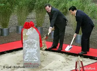 2005年11月11日，中国国家主席胡锦涛和当时的德国总理施罗德共同出席柏林中国文化中心奠基仪式。