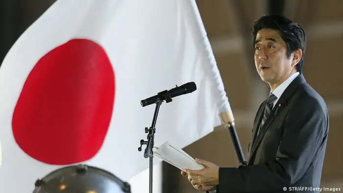 Shinzo Abe mit Flagge Archiv 2013 Okinawa