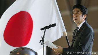 Shinzo Abe mit Flagge Archiv 2013 Okinawa Shinzo Abe mit Flagge Archiv 2013 Okinawa
