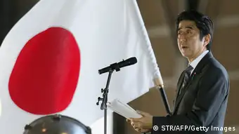 Shinzo Abe mit Flagge Archiv 2013 Okinawa