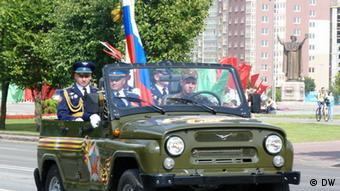 Російські військовослужбовці під державним триколором