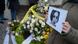Zwei Hände halten ein Foto von Hatun Sürücü neben einem Blumenkranz (Foto: dpa) Zwei Hände halten ein Foto von Hatun Sürücü neben einem Blumenkranz (Foto: dpa)