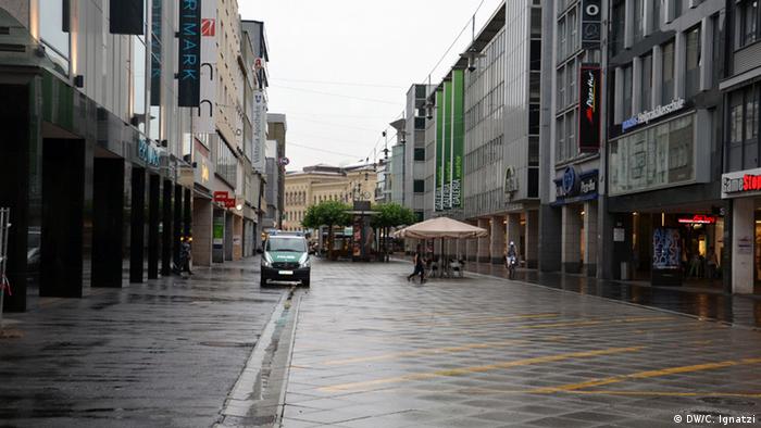 Die menschenleere Fußgängerzone von Saarbrücken (Foto: Christian Ignatzi/DW)