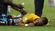 Der Brasilianer Neymar liegt verletzt am Boden und wird behandelt (Foto: Marius Becker/dpa) Der Brasilianer Neymar liegt verletzt am Boden und wird behandelt (Foto: Marius Becker/dpa)