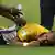 Der Brasilianer Neymar liegt verletzt am Boden und wird behandelt (Foto: Marius Becker/dpa)