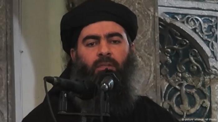 Irak - Abu Bakr Al-Bagdadi zeigt sich in einem Youtube-Video (picture alliance/AP Photo)