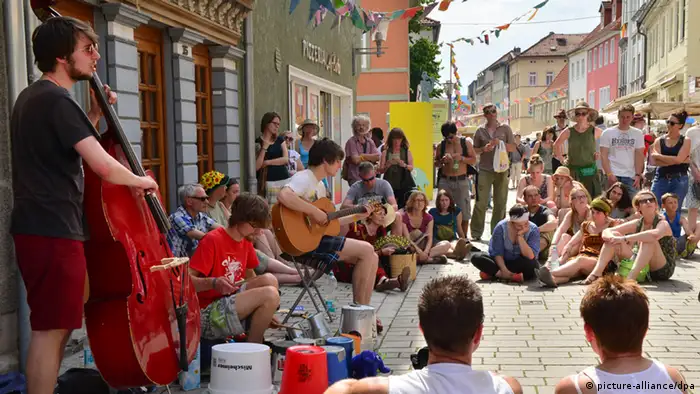 Im thüringischen Rudolstadt findet ab dem 5. Juli das größte Folk-, Jazz- und Worldmusic-Festival Deutschlands statt. Vier Tage lang feiern 90.000 Besucher in verschiedensten Locations nicht nur Musik von den unterschiedlichsten Bands, sondern auch Tanz, Akrobatik, Straßenmusik. Für Kurzentschlossene gibt es noch wenige Karten. Einer der Top Acts: der Schweizer Singer-Songwriter Faber.